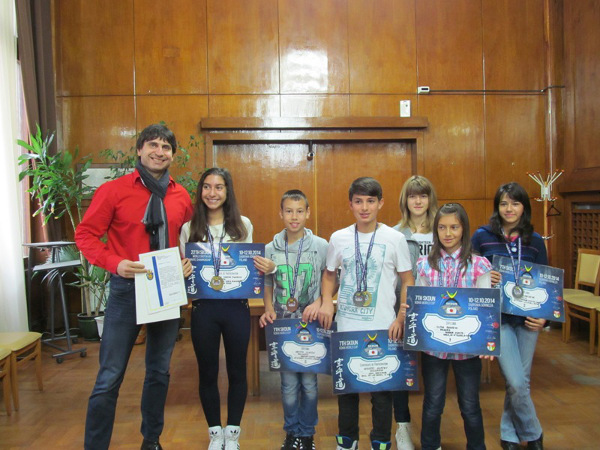  Деца от Бургас завоюваха шест медала на световното първенство по карате в Полша 