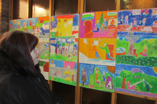 Изложба на детски рисунки „Доброто в моя свят” е подредена в Горна Оряховица