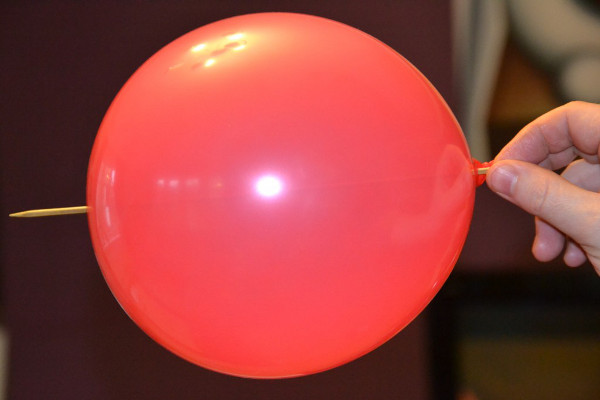 Може ли балон да не се спука с игла?