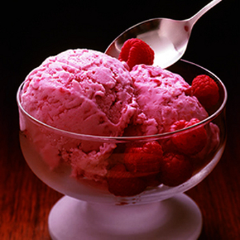 Вкусен малинов сладолед за горещи летни дни 