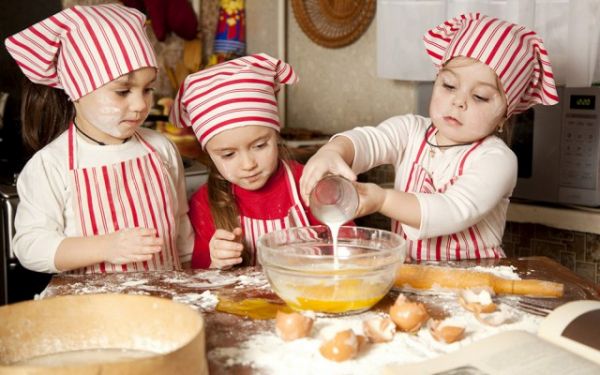 Креативни идеи, с които да ангажираме детето в домашните задължения в кухнята