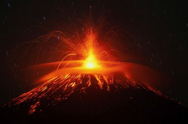 Вулканът Етна изригна с фонтани от лава