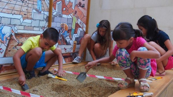 Деца учат археология в музея във Варна