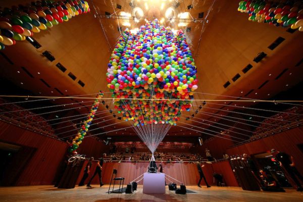Също като Карл: артист използва 20 хиляди балона, за да полети „В небето“