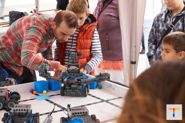 Сглоби си сам робот в серия от курсове по роботика за деца и младежи в София