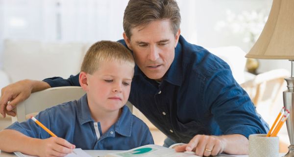 Защо не трябва да пишете домашните на децата си и други полезни съвети