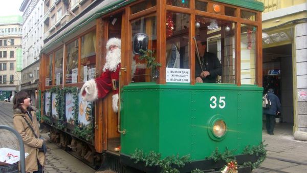 Коледен ретротрамвай тръгва из улиците на София, а вътре са Дядо Коледа и Снежанка