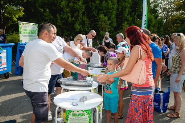 1300 деца поставиха началото на „Стара хартия за нова книга“ в Бургас
