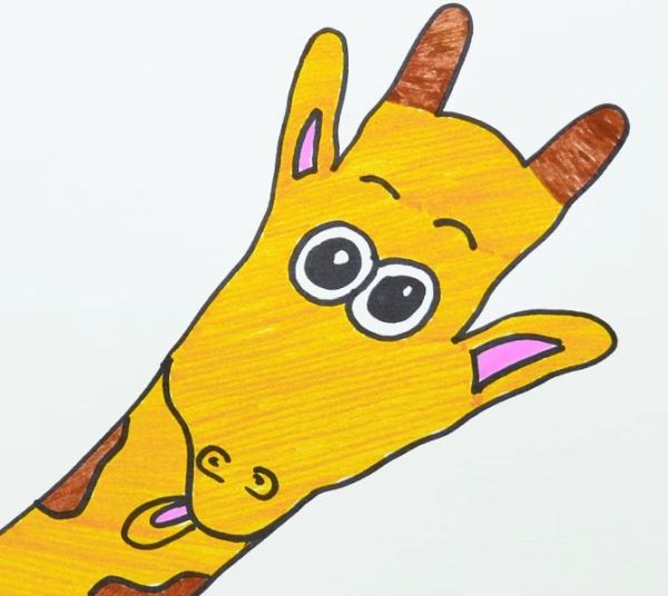 На листа ръката си очертай, жираф си нарисувай и играй!