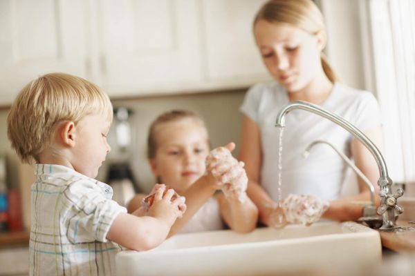 Няколко забавни и практични съвета с които да накарате детето да мие ръцете си по-често