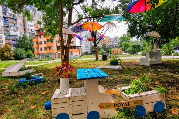 За пример: жители на „Люлин“ превърнаха старата детска площадка в приказно място за игра