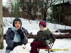 Алекс и Боби правят снежен човек на село. 
