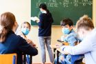 Родители настояват те да решават дали децата им да учат в училище или онлайн