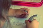 Децата стават по-умни, ако пишат ръкописно