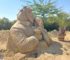 Британските скулптори Пол и Реми Хогарт, които от години творят на бургаския плаж, поставят началото на инициатива с името „Бургаско пясъчно училище“