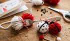 Весели калинки мартенички от прежда направени с помощта на обикновена вилица Весели калинки мартенички от прежда направени с помощта на обикновена вилица