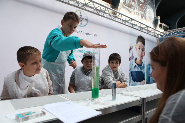 Детската лаборатория за приложна и забавна химия се проведе за първи път в България