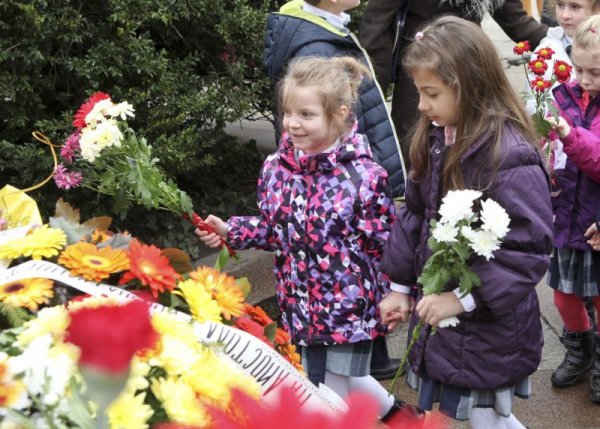 Стотици деца отрупаха паметника на Васил Левски в София с цветя