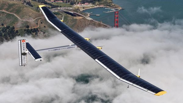 Самолет на слънчеви батерии е успял да прелети над Атлантическия океан