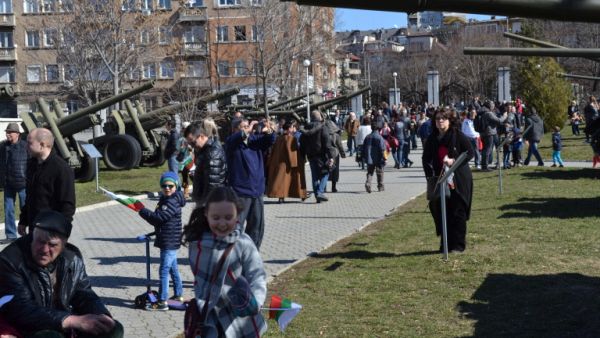 Транспортен хеликоптер и изтребител в които можеш да влезеш те очакват в Националния военноисторически музей