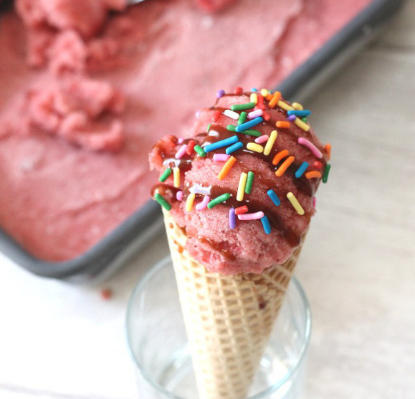 Разкошен ягодов сладолед само с две съставки