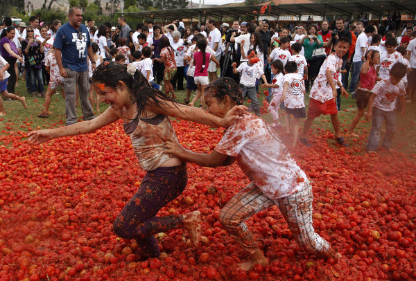 Хиляди домати изпълниха улиците на испанското градче Буньол – време е за „Томатина“!