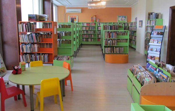 Със слънчеви цветове и удобства регионалната библиотека в Добрич посреща своите малки читатели