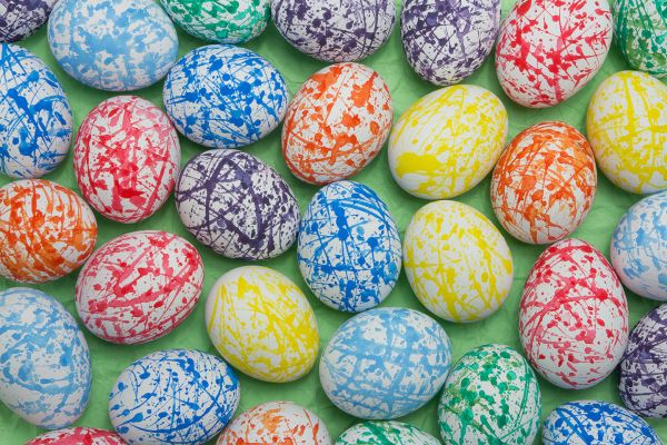 Направете великденските яйца красиви с артистични пръски