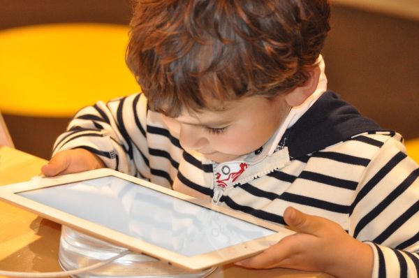 Децата да не прекарват повече от 2 часа на ден пред екраните – съветват експерти