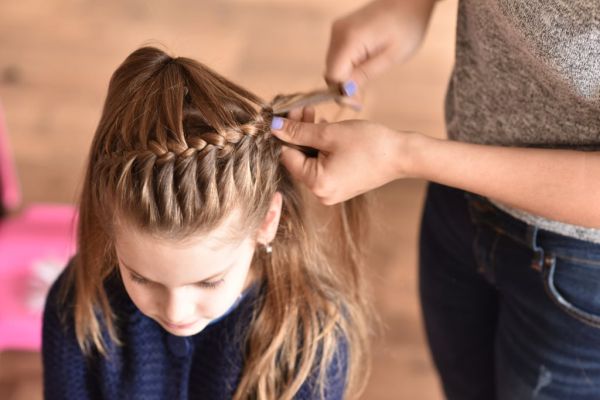 3 лесни и свежи прически за млади стилни дами