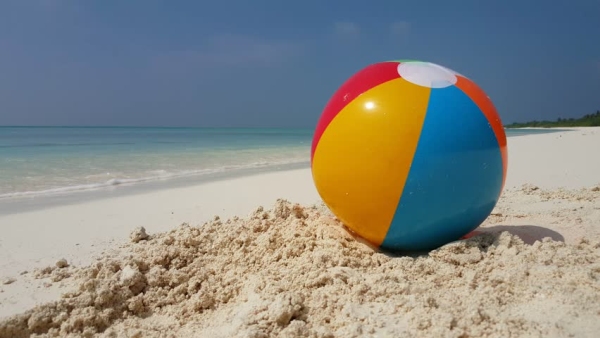 Плажната топка извади и за игри се приготви
