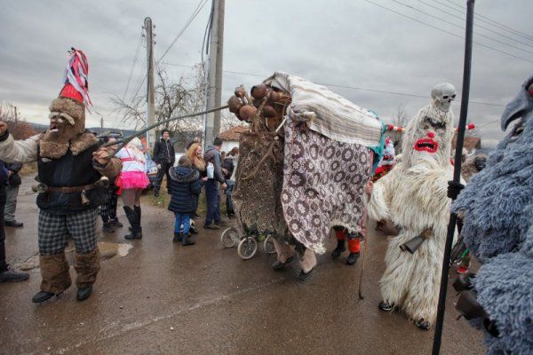 Да научим традициите: Кукерски спектакъл в Борисова градина