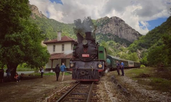 С парен локомотив по теснолинейката през уикенда