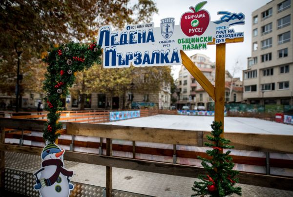 Ледена пързалка в Русе с приказни герои ще радва два месеца малки и големи