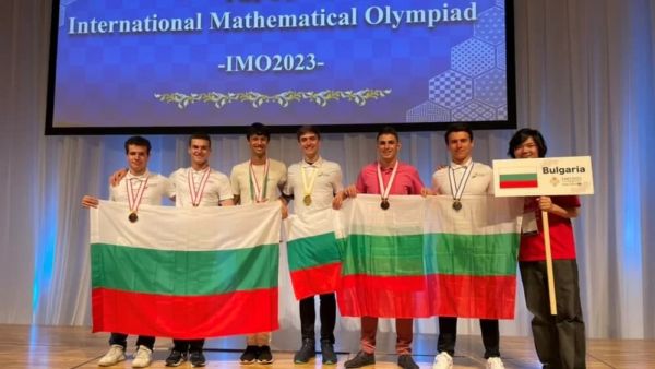 Български ученици спечелиха шест медала от Международната олимпиада по математика в Япония