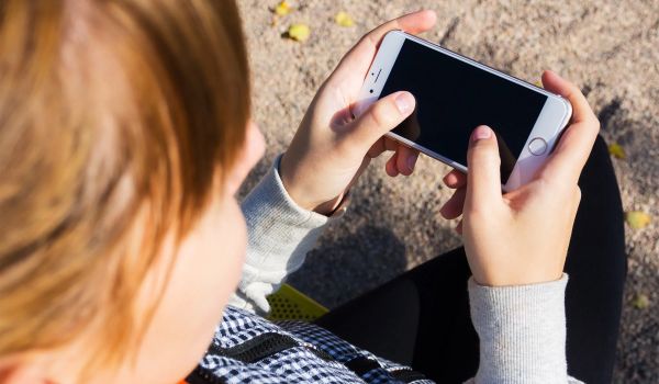 ЮНЕСКО предлага забрана на мобилните телефони в училище по целия свят