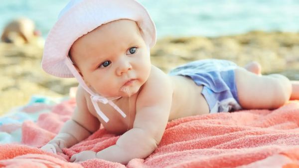 Ето как да охладите и хидратирате вашето бебе или малко дете по време на първото пътуване до плажа