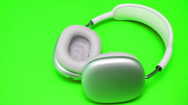 Как да почистите вашите AirPods Max, без да ги повредите