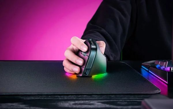 Razer пуска първата си мишка с ръкохватка – Pro Click V2 Vertical Edition