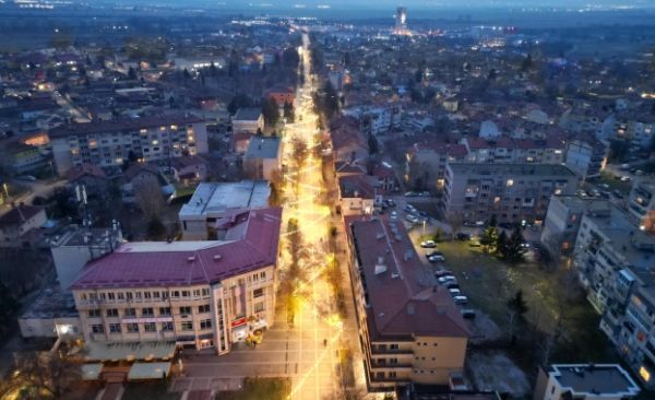 В Елин Пелин грейва коледно градче с над 1 000 000 светлини, 16-метрова елха и кауза В Елин Пелин грейва коледно градче с над 1 000 000 светлини, 16-метрова елха и кауза