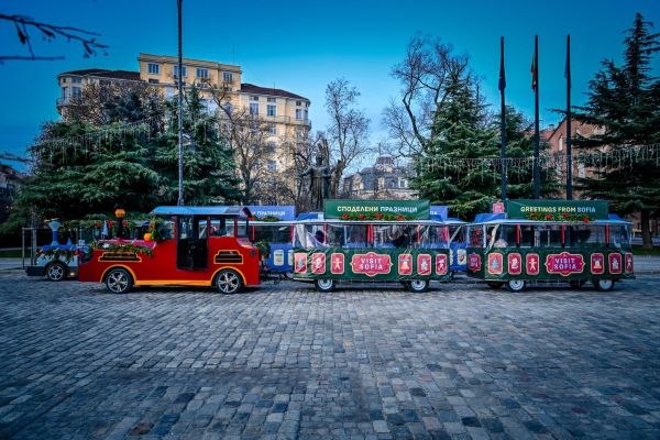 Коледни влакчета пристигат в София! Всички на борда за празнично приключение Коледни влакчета пристигат в София! Всички на борда за празнично приключение