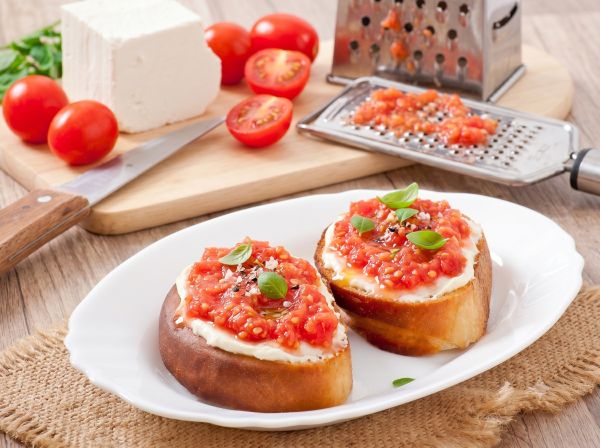 Хрупкави юнски филийки с домати: Направи си сам най-вкусната лятна закуска! Хрупкави юнски филийки с домати: Направи си сам най-вкусната лятна закуска!