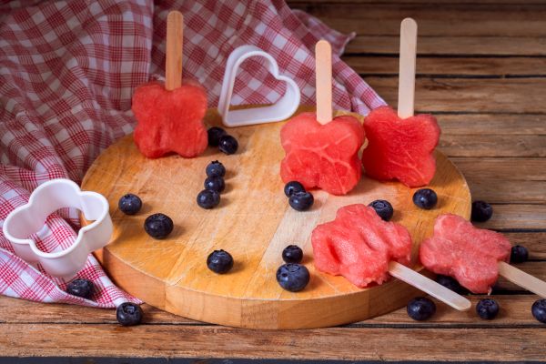 Как да си направим вкусни динени близалки с шоколад? Как да си направим вкусни динени близалки с шоколад?