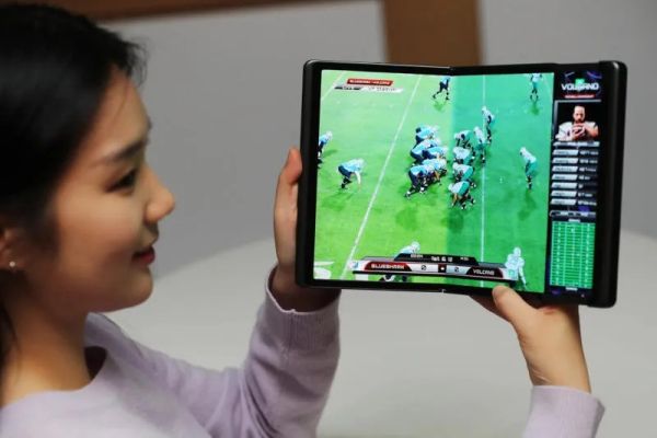 Телефон като вълшебен свитък? Samsung измисля суперсмартфон, който се разгъва сам! Телефон като вълшебен свитък? Samsung измисля суперсмартфон, който се разгъва сам!