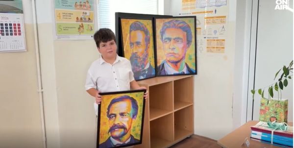 От Васил Левски до Георги Раковски: Ученик от село Овощник вдъхнови съучениците си с хиляди парчета българска история От Васил Левски до Георги Раковски: Ученик от село Овощник вдъхнови съучениците си с хиляди парчета българска история