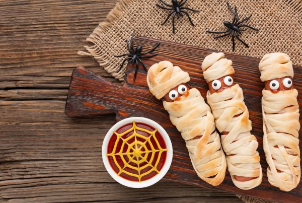 Вкусно и страховито: Как да си направите кренвиршки мумии за Хелоуин! Вкусно и страховито: Как да си направите кренвиршки мумии за Хелоуин!