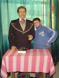 Вчера ходихме с мама на изложбата в град Ловеч на восъчни фигури Вчера ходихме с мама на изложбата в град Ловеч на восъчни фигури