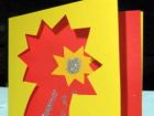 Много интересни са коледните картички с прозорче.