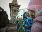 За 149 години от гибелта на Васил Левски деца и възрастни оставят цветя пред паметника на Апостола в София
