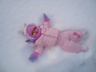 Симона с първия й сняг.